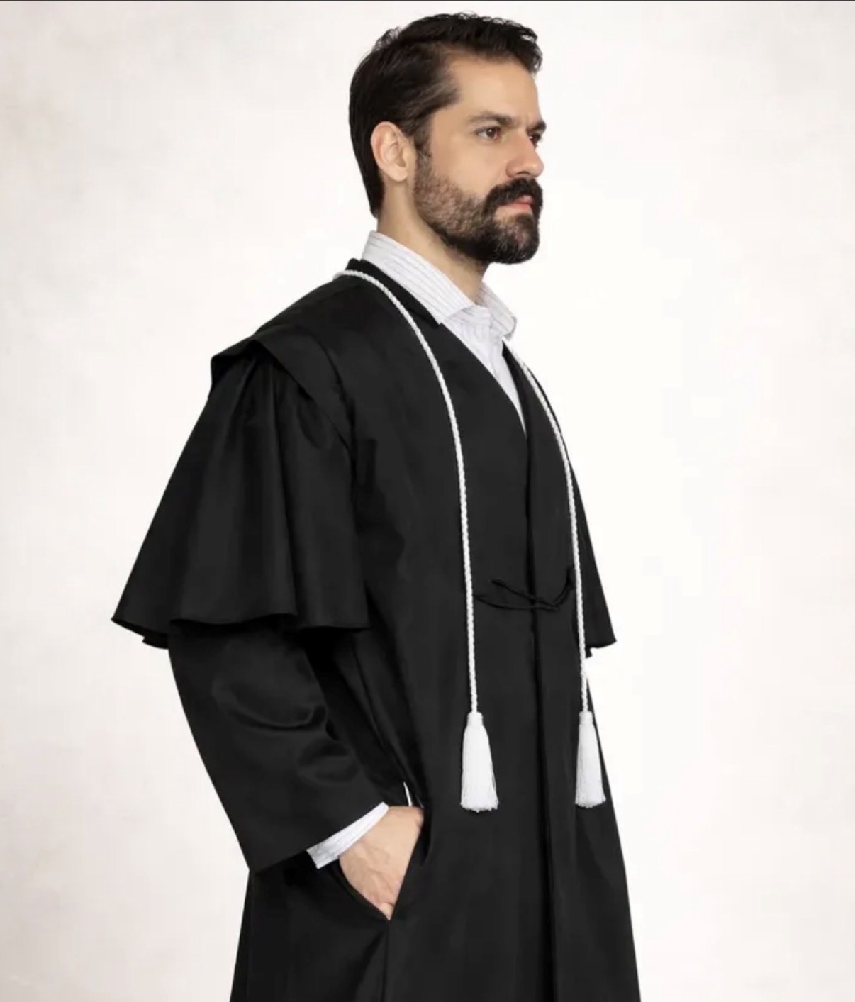 Beca jurídica masculina, vista lateral