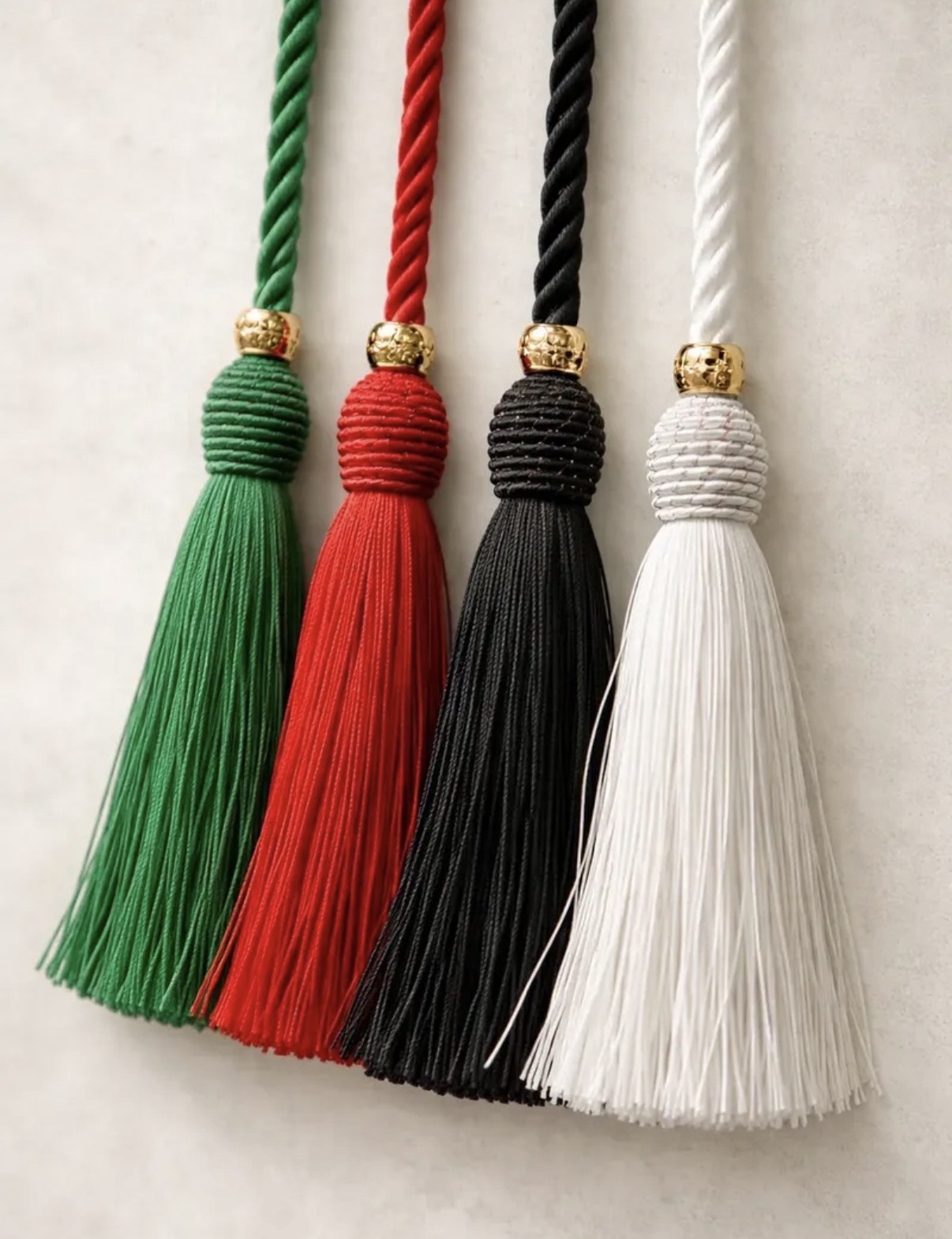 Torçais jurídicos verde, vermelho, preto e branco